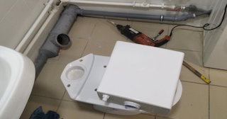 Установка напольного унитаза в Луховицах: монтаж под ключ от СантехДомЛхв от 5098 рублей.